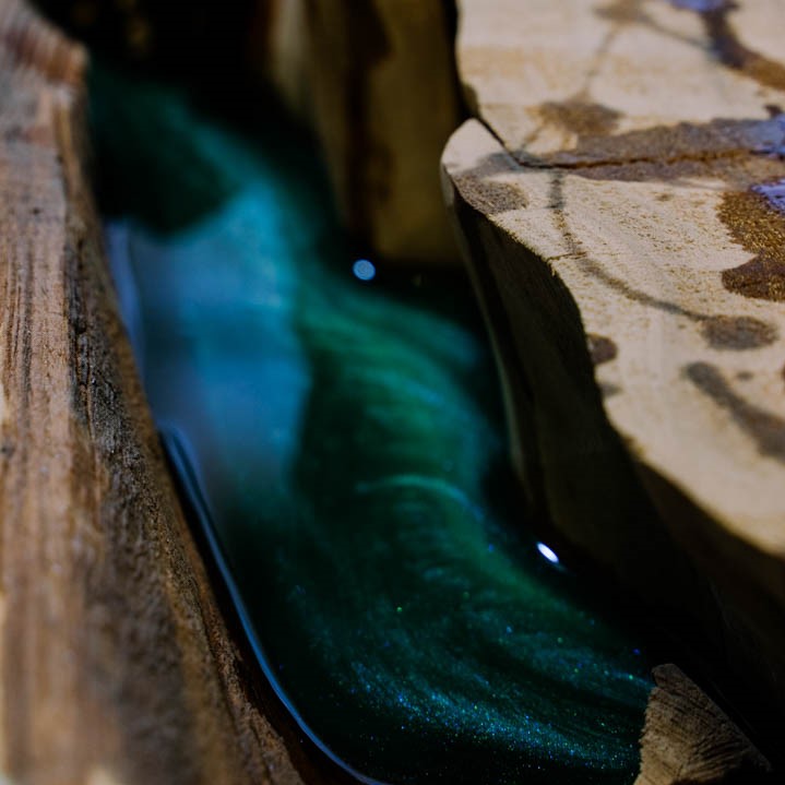 Эпоксидная смола с зелёным перламутровым красителем залита между слэбами, изготовление столешницы