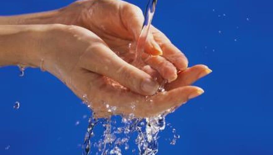 Свежая незастывшая смола легко удаляется обычной водой с мылом